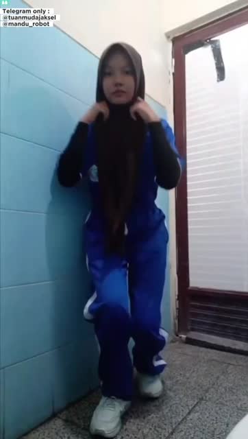 padahal masih disekolah loh udah nekat omek saking gatahannya \