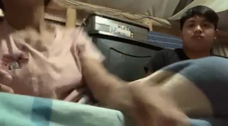 awalnya adek tiri gamau tapi karena dipaksa dan enak jadi mau juga 