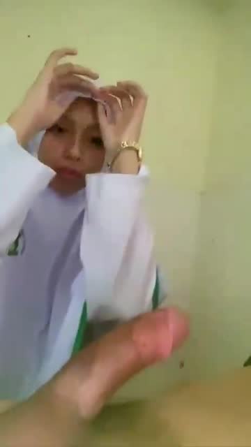 udah kecintaan saa pak guru jadinya nurut terus
