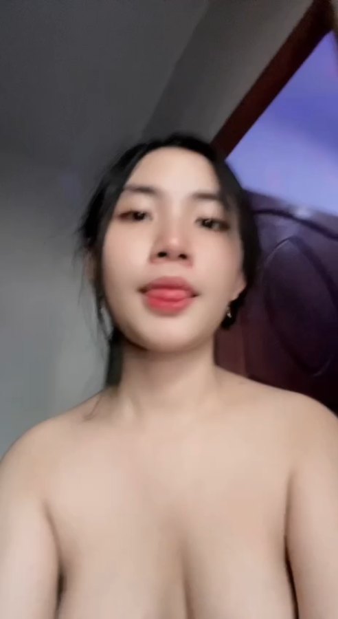 cella cantik omek di teras mekinya tembem banget  badannya mulus menggoda 