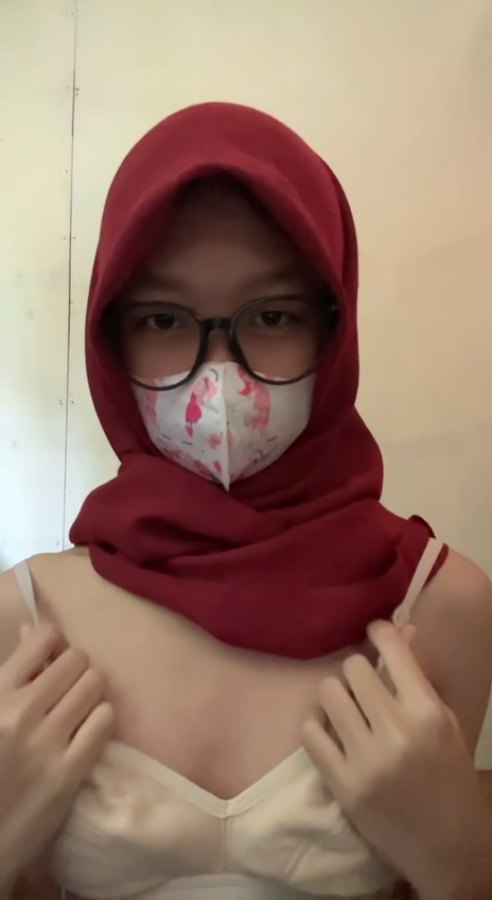 masih sempit kacamata imut banget meresin tetenya yang kenyal