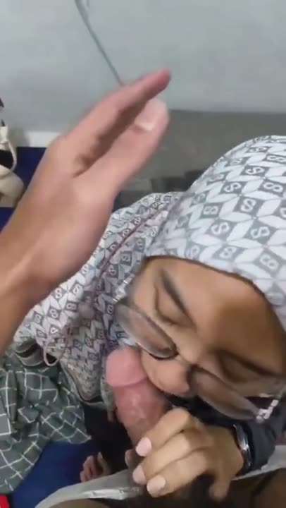Cantik berkacamata