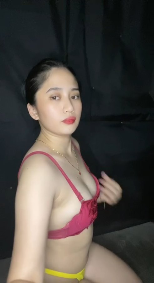 tante cantik sukanya ngisepin batang berondongnya