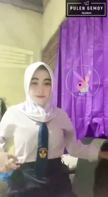 Talent Laura cosplay anak sekolah