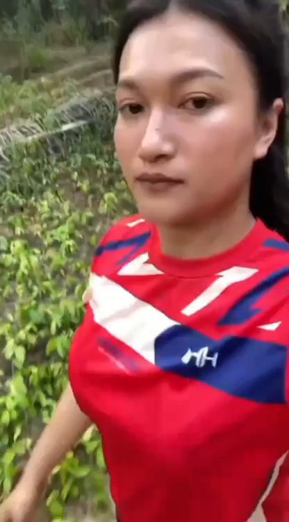 ibu tiri sama anak nya di kebun sawit