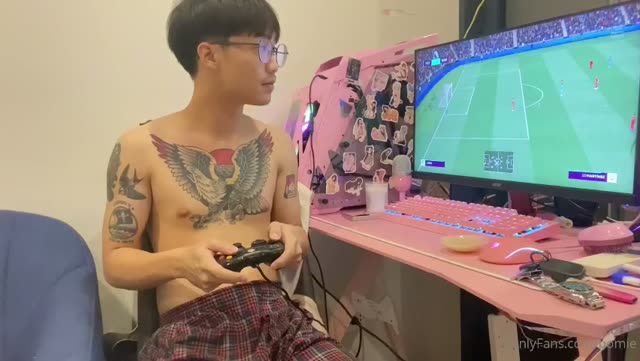 lagi main game adek malahn gatal memeknya minta di masukin